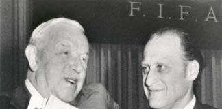 Бразилец Авеланж (справа) сменяет англичанина Роуза на посту президента ФИФА (1974 г.
