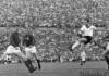 Три английских игрока не могут помешать Францу Беккенбауэру нанести удар, который принес Западной Германии первую в истории победу над сборной Англии.
