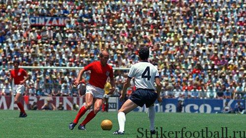 Бобби Чарльтон начинает атаку на ворота сборной ФРГ в тот период матча, когда сборная Англии контролировала ход игры.