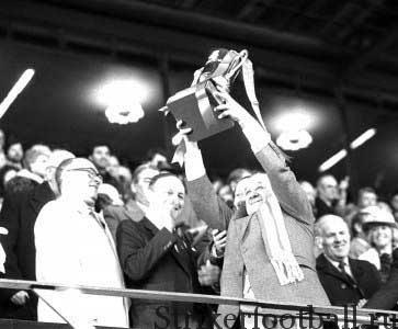 Приглашенный своими игроками. Пейсли держит над головой Кубок Лиги но стадионе "Уэмбли" Достойный финал роботы в качестве тренера клуба.