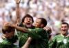 Автора ирландского гола полузащитника Рэя Хафтона, отправившего мяч «за шиворот» вратарю итальянцев, поздравляют его товарищи по команде Стив Стонтон и Терри Фелан.