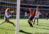 Человек-гол Эмилио Бутрогеньо по прозвищу "стервятник" избегает офсайдной ловушки и забивает свой очередной гол, увеличивая разрыв в счете.