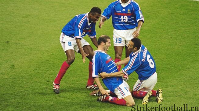 Три опоры французской команда — Марсель Десайи, Зинедин Зидан и Юрий Джоркоефф отмечают второй гол.