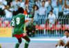 Колумбиец Андрес Эскобар сталкивается со своим вратарем Игитой, показывавшим очень оригинальную игру, о звезда сборной Камеруна нападающий Роже Милла демонстрирует свой стиль празднования — одно из самых ярких картинок Италии-90-