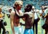 Фотография двух легенд футбола после жесткого противоборства на поле стала канонической для истории Кубков мира