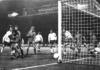 Мик Чэннон посылает мяч рядом со штангой но последних минутах матча против сборной Польши в 1973 г. — типичная картина для вечера разбитых надежд.