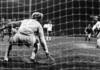 Кутцоп попадает в штангу ворот мюнхенской «Баварии», вратарь которой Жан-Мари Пфафф лишь провожает мяч взглядом. Это был единственный пенальти, который Кутцоп смазал за всю историю своих выступлений в Бундеслиге.